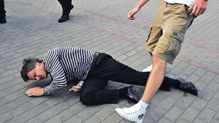 Били ногами по голові — в Одесі працівники охоронної фірми напали на безхатька - 285x160