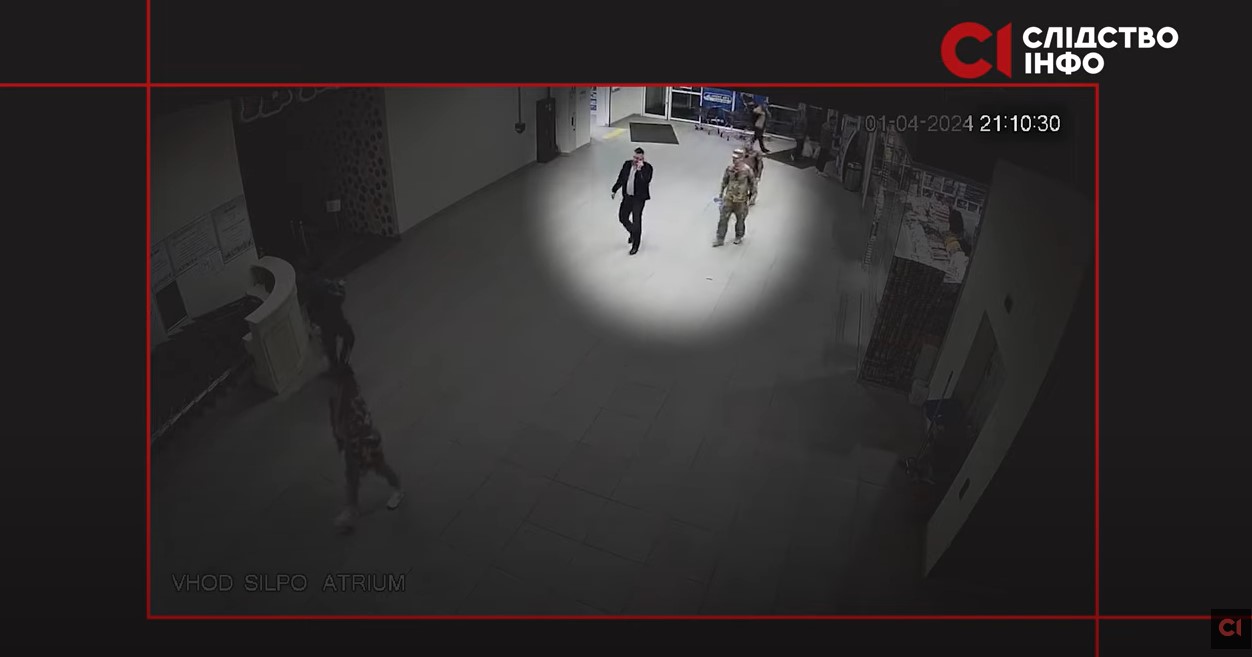 працівники ТЦК заходять у ТРЦ