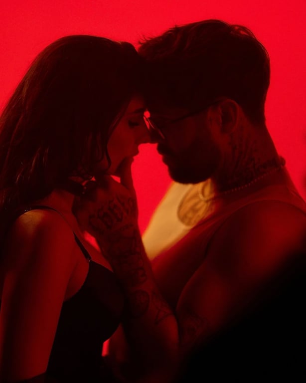 Анна Трінчер та Леон на зніманнях кліпу