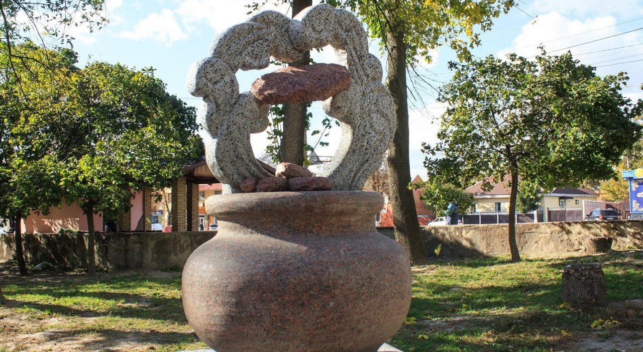 Дерун, кіт та бабуся — ТОП-3 незвичайних пам'ятників України - фото 2