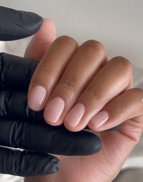 Гарний і модний манікюр можна зробити і вдома