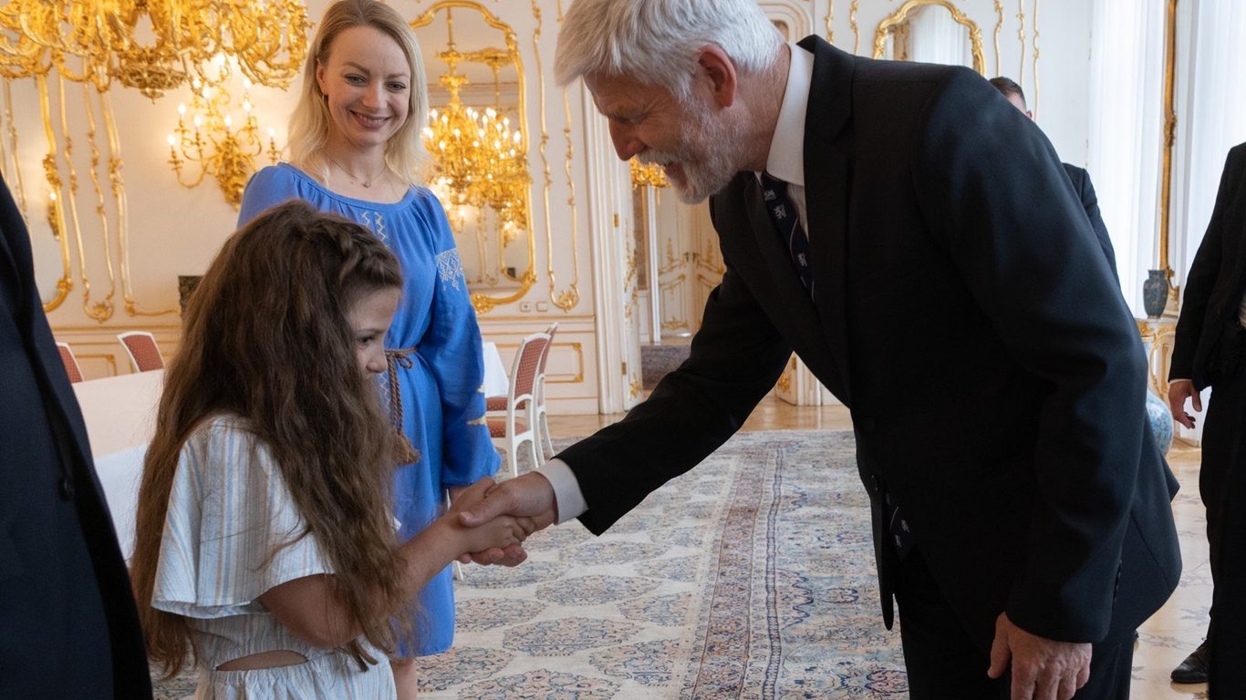 Президент Чехії зустрівся з маленькою українкою, яку цькували чеські однокласники