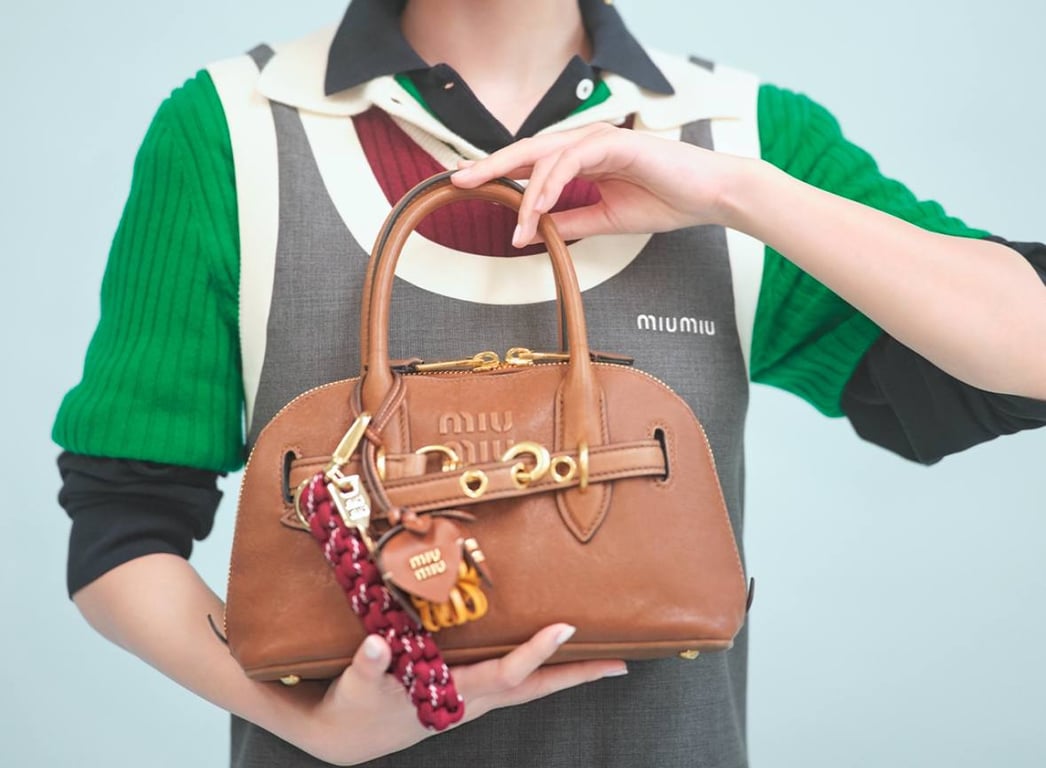 Сумки у 2025 році можна доповнювати яскравими деталями