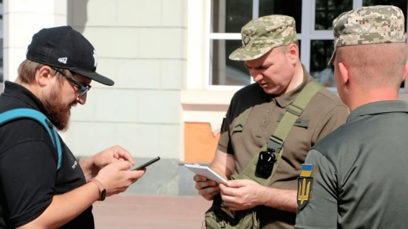 Полиция и ТЦК могут проверять документы у военнообязанных