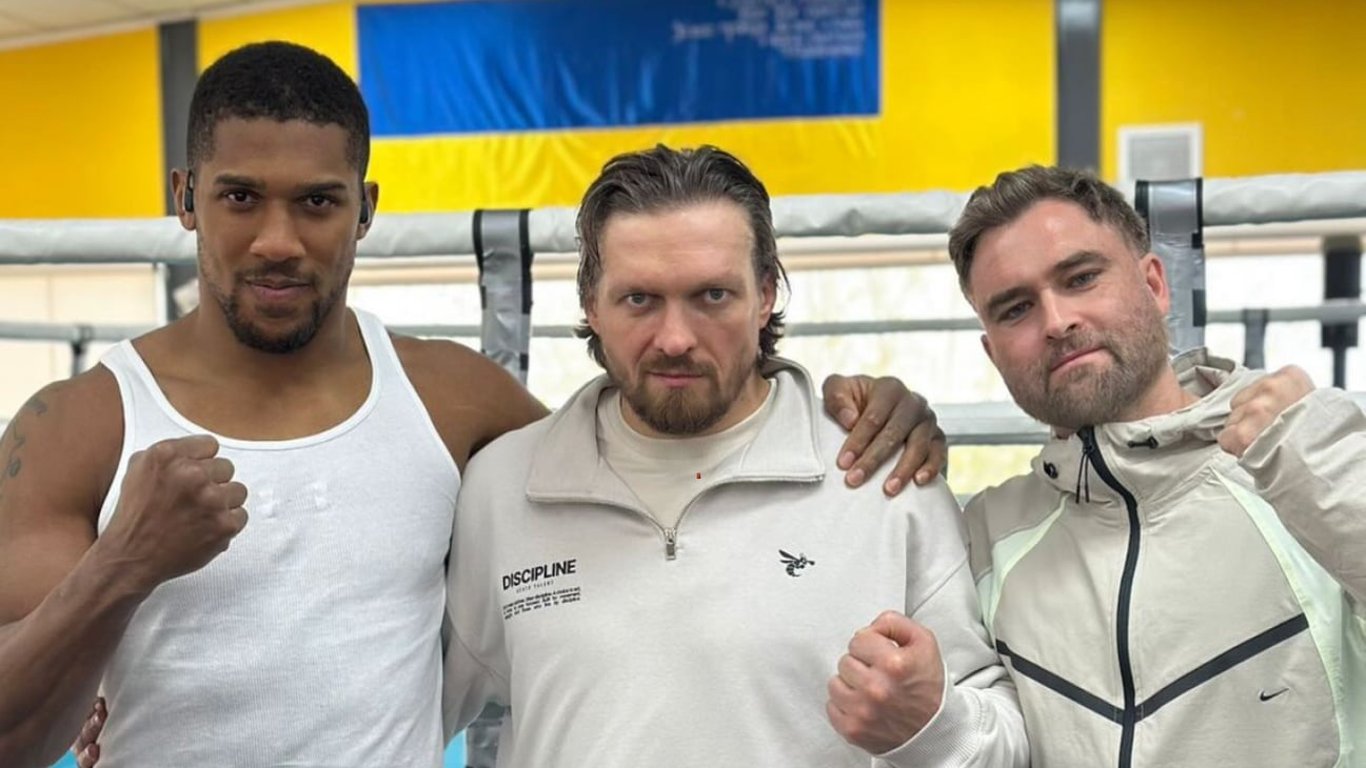 Джошуа вместе с Усиком сфотографировался на фоне флага Украины