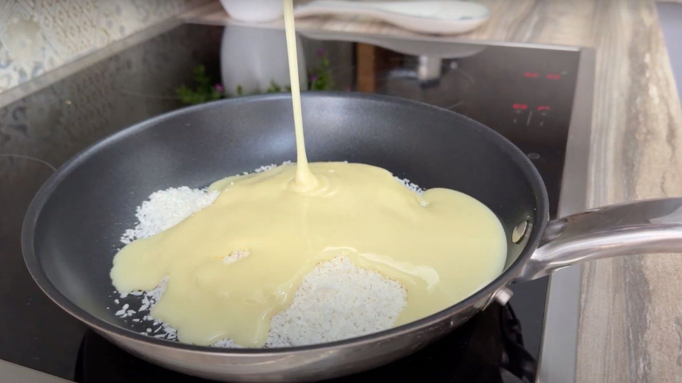 Баля Баяна десерт зі згущеного молока та кокосової стружки