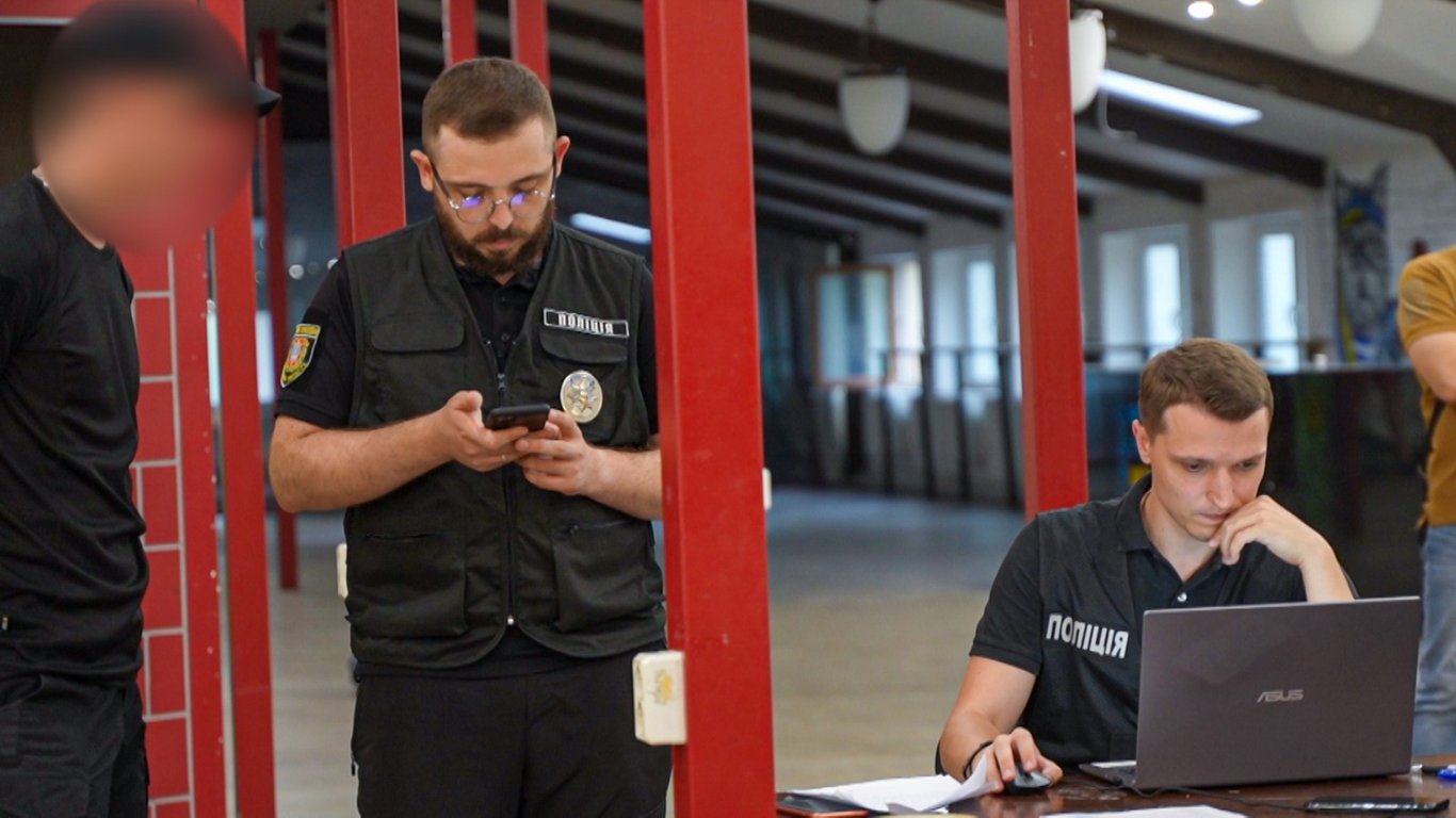 Слідчі дії в кол-центрі. Фото: ГУНП в Одеській області