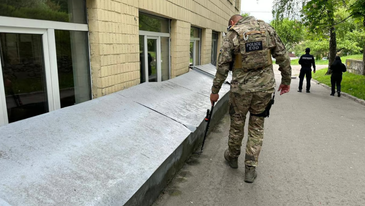 Полицейские проверяют школу после сообщения о заминировании. Фото: t.me/policekyivregion