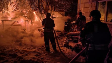 На Київщині через атаку горіли будинки та промисловий об'єкт - 285x160