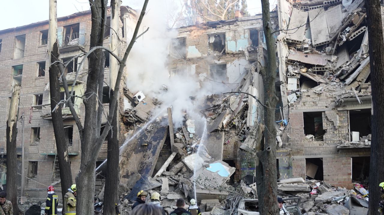 Наслідки удару по п'ятиповерхівці в Києві вночі 23 червня 2025 року