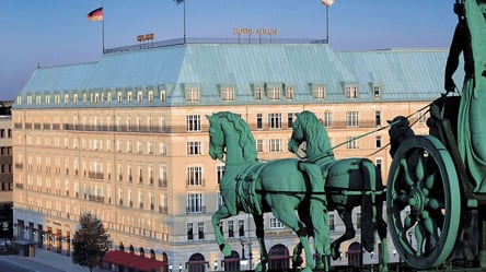 "Балкон Джексона" і номери за ціною авто — де ночував Віткофф - 290x160