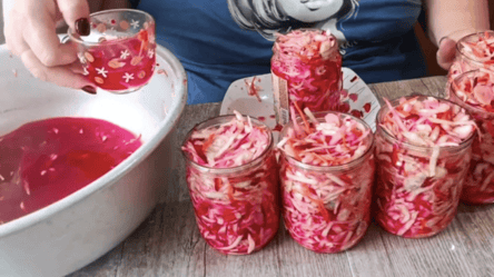 Салат на зиму "Рожевий фламінго" — рецепт із капусти та буряків - 285x160