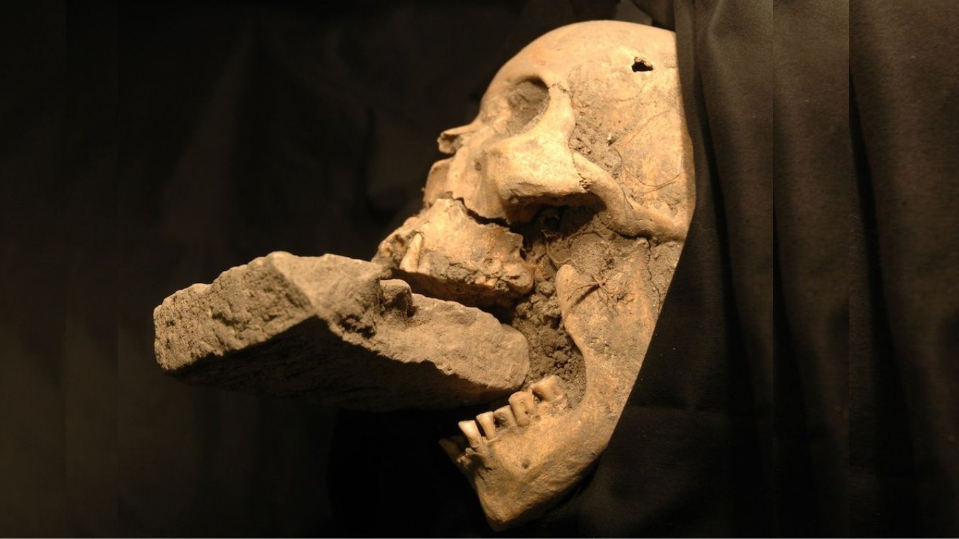 Ученые воссоздали лицо настоящего вампира, которому более 500 лет — фото
