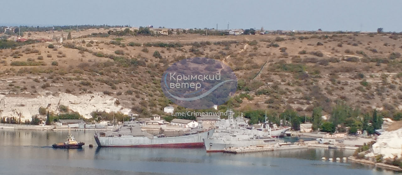 РФ ховає свій десантний корабель між українськими суднами в Криму - фото 2