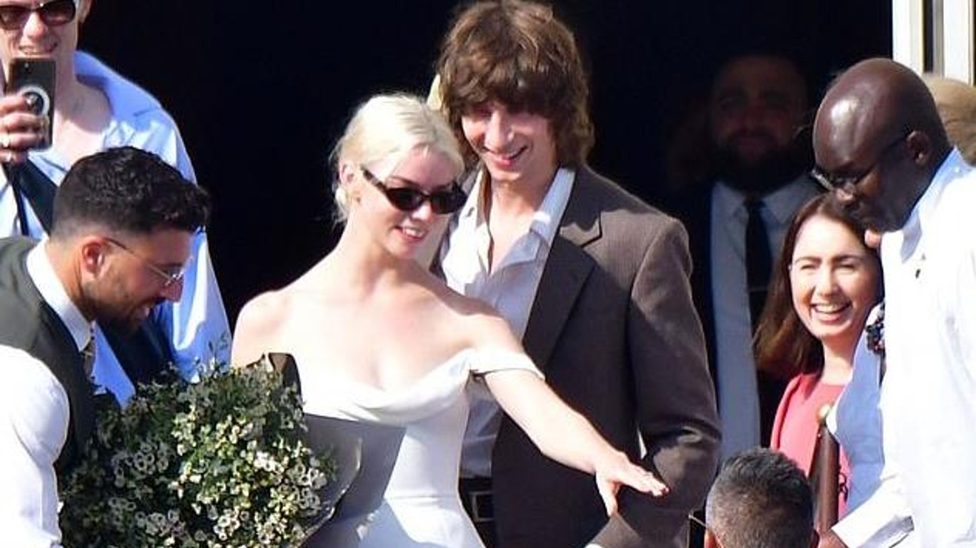Аня Тейлор-Джой на другий день власного весілля покаталася на човні у Венеції