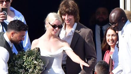 Аня Тейлор-Джой на другий день власного весілля покаталася на човні у Венеції - 285x160