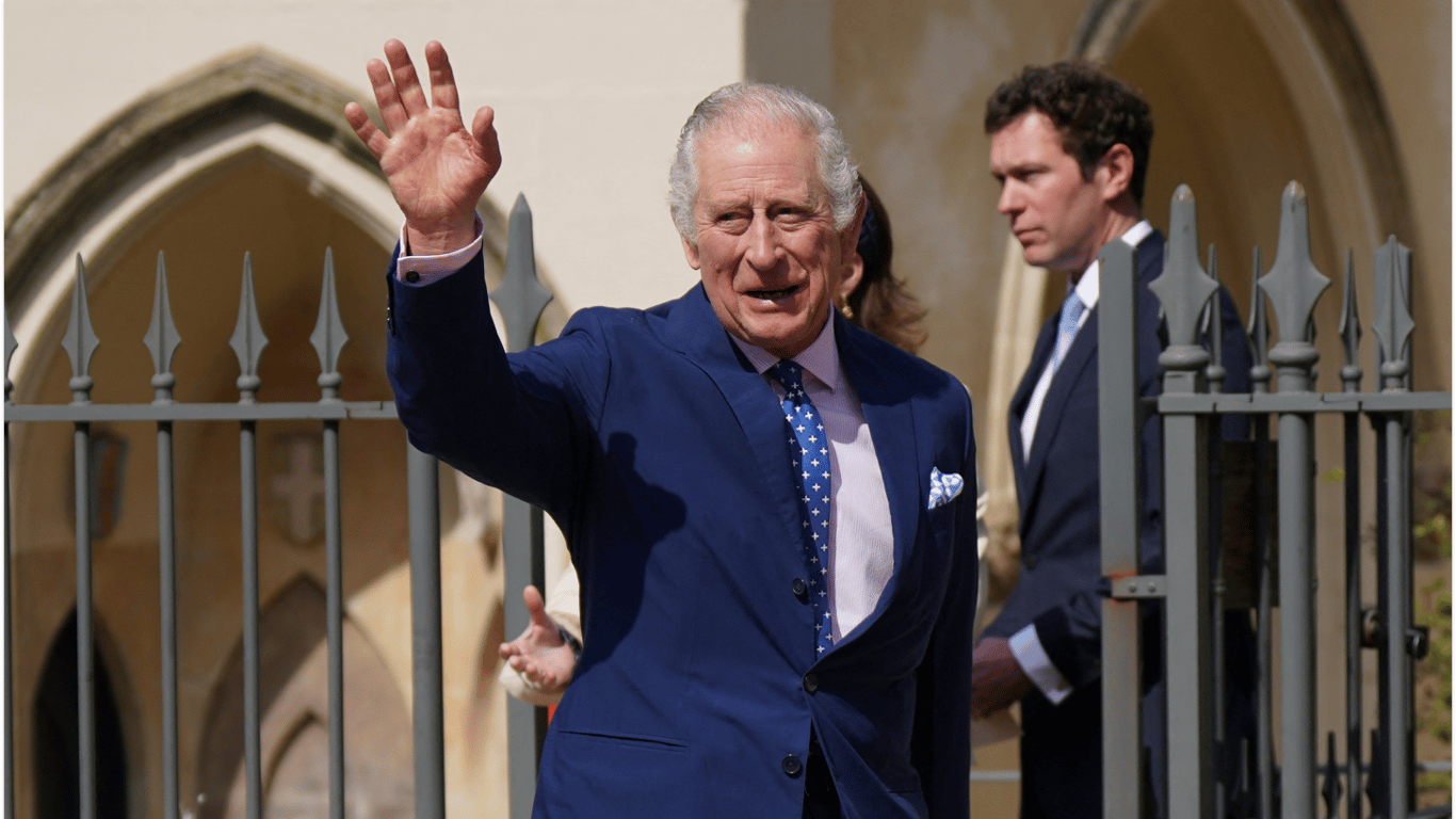 Король Чарльз ІІІ вместе с семьей вышел поздороваться с поклонниками