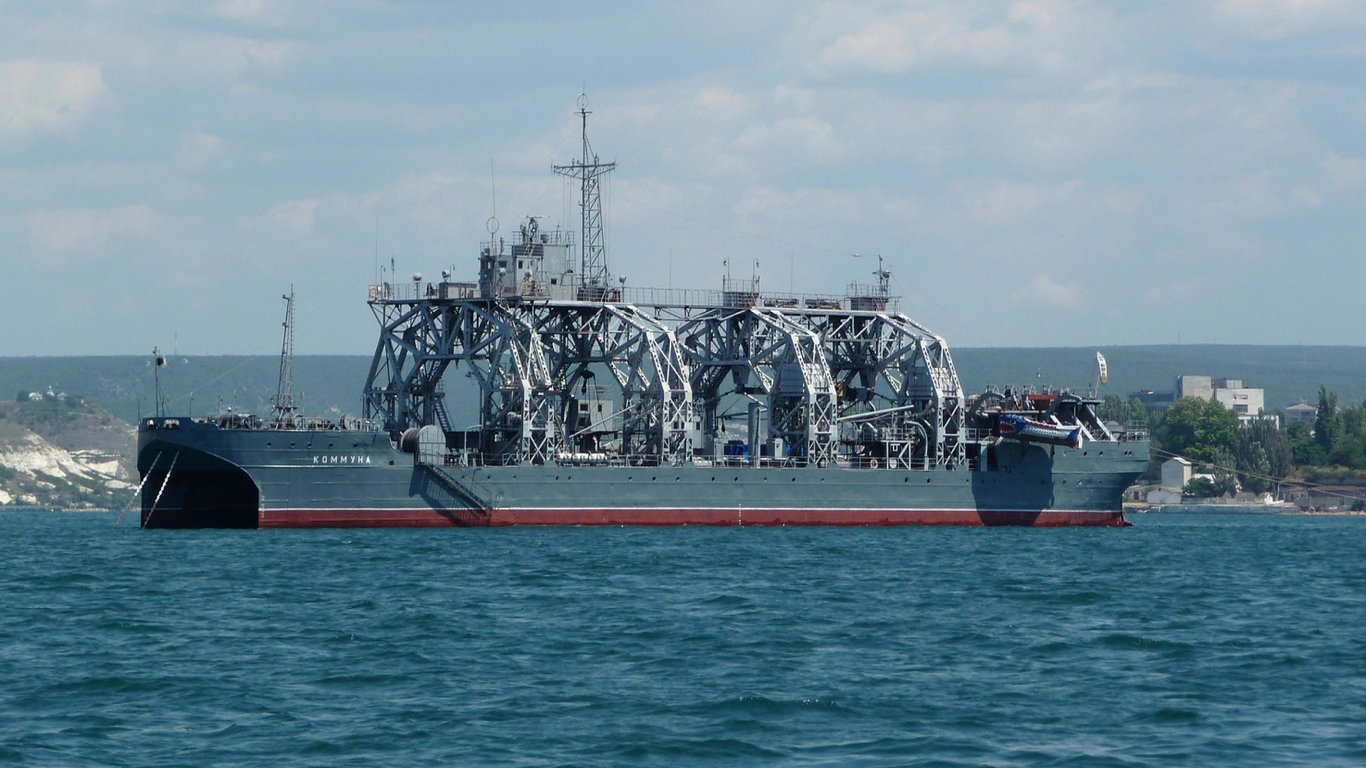 Катамаран "Комуна" — що за унікальний корабель уразили ВМС України в Севастополі - 250x140