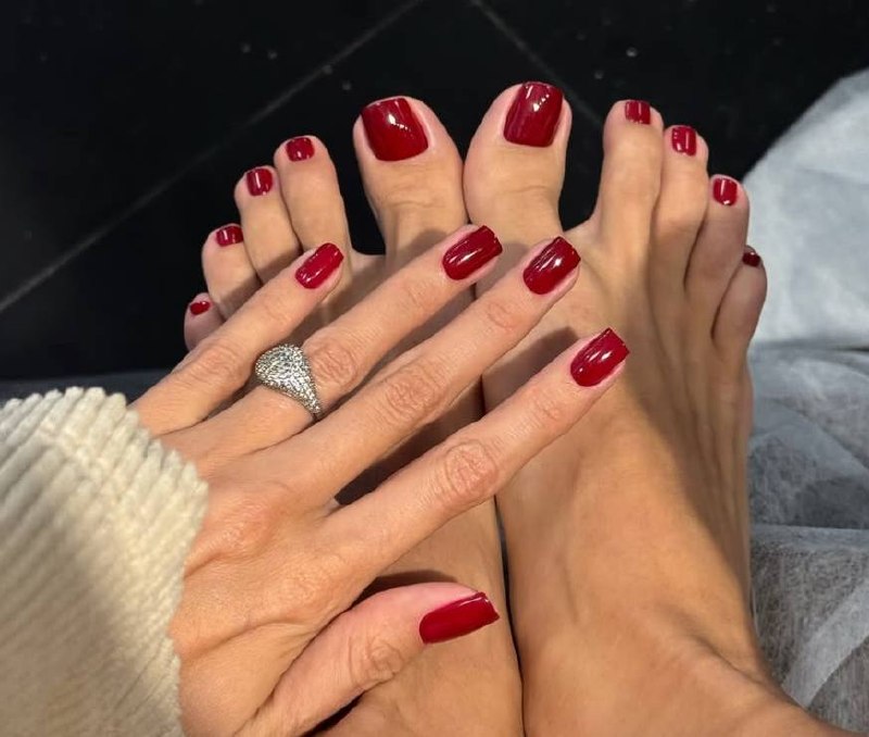 Педикюр в яскравому кольорі для впевнених в собі жінок