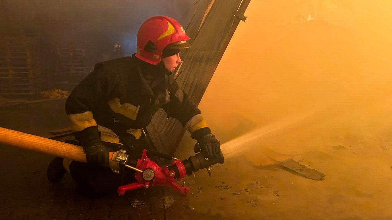 Взрыв во Львове — спасатели ликвидировали пожар в промышленном здании