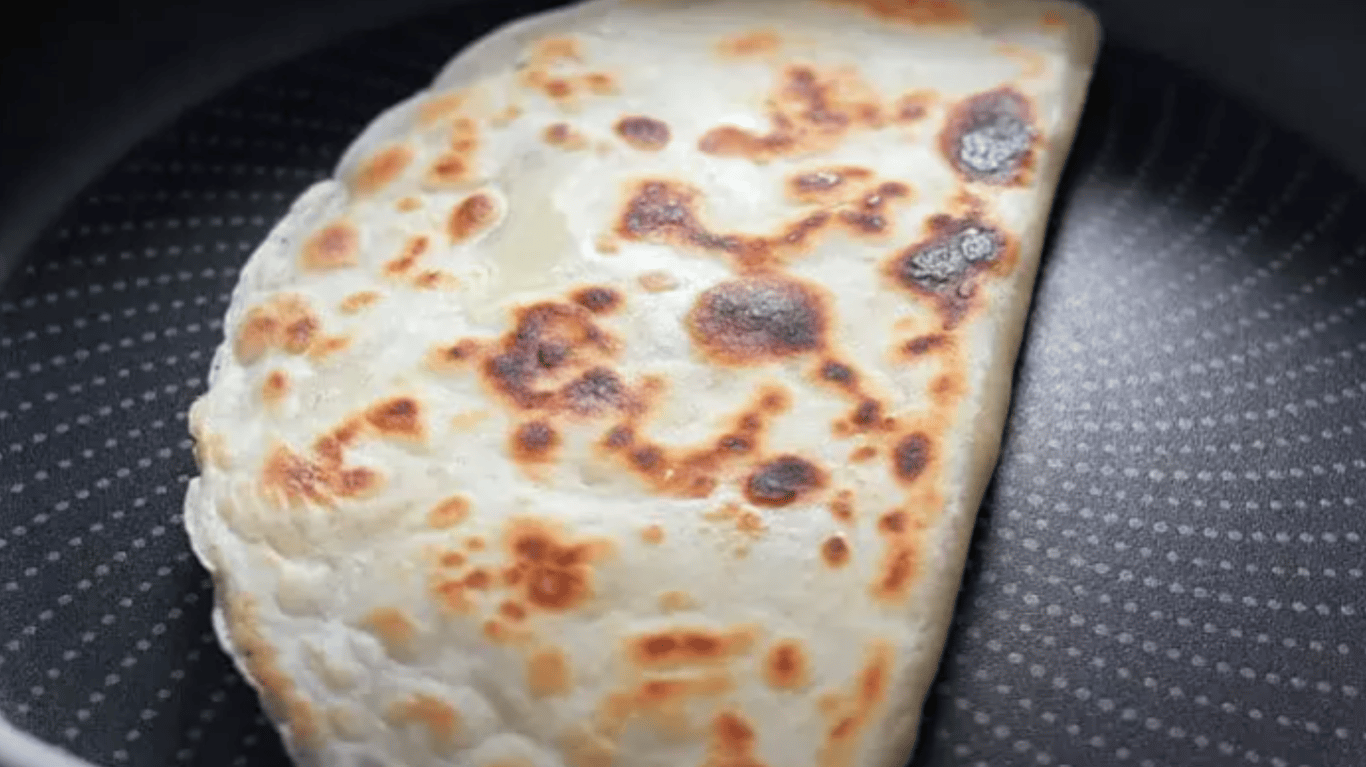 прості турецькі пиріжки на сніданок з сиром і зеленню