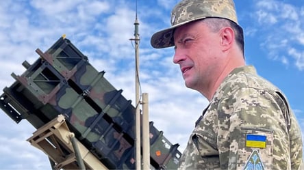 Военные, защищающие Украину на ЗРК Patriot, получили наградное оружие - 285x160