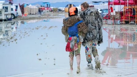 Природна стихія заблокувала десятки тисяч гостей фестивалю Burning Man: фото та відео - 285x160