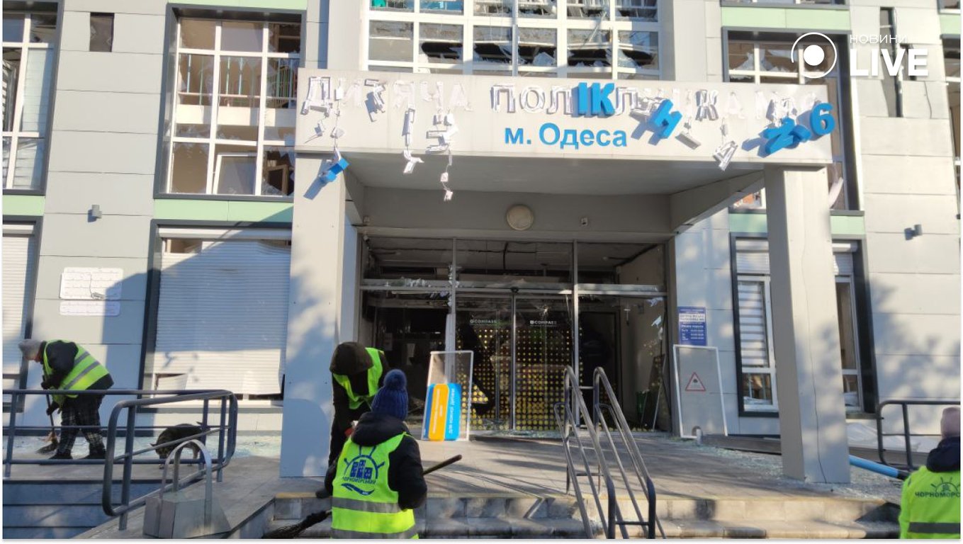 Состояние детской поликлиники в Одессе после обстрела - фото 3