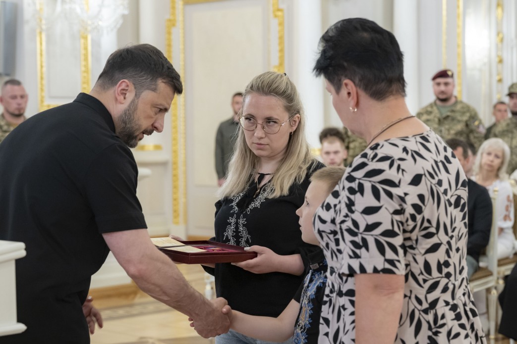 Президент Володимир Зеленський під час нагородження військовослужбовців та родин Героїв посмертно