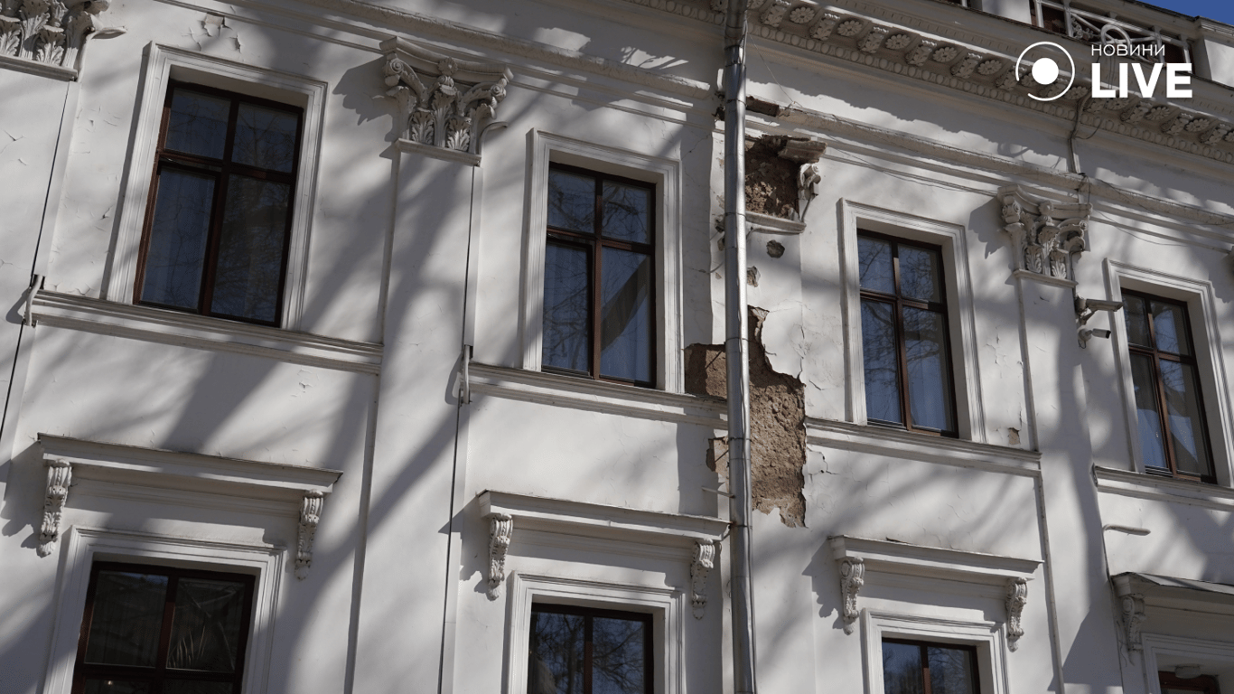 З мерії відвалюється ліпнина