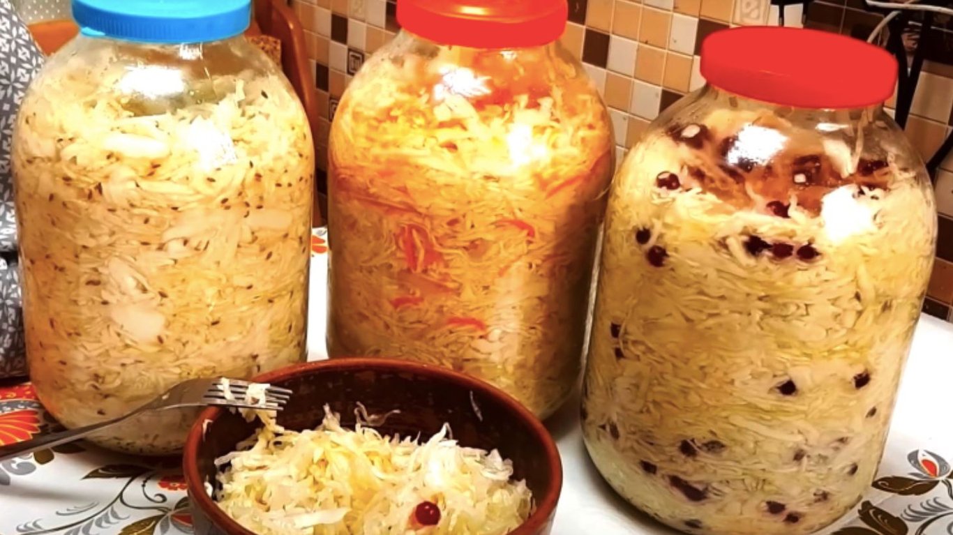 хрустка квашена капуста у банках