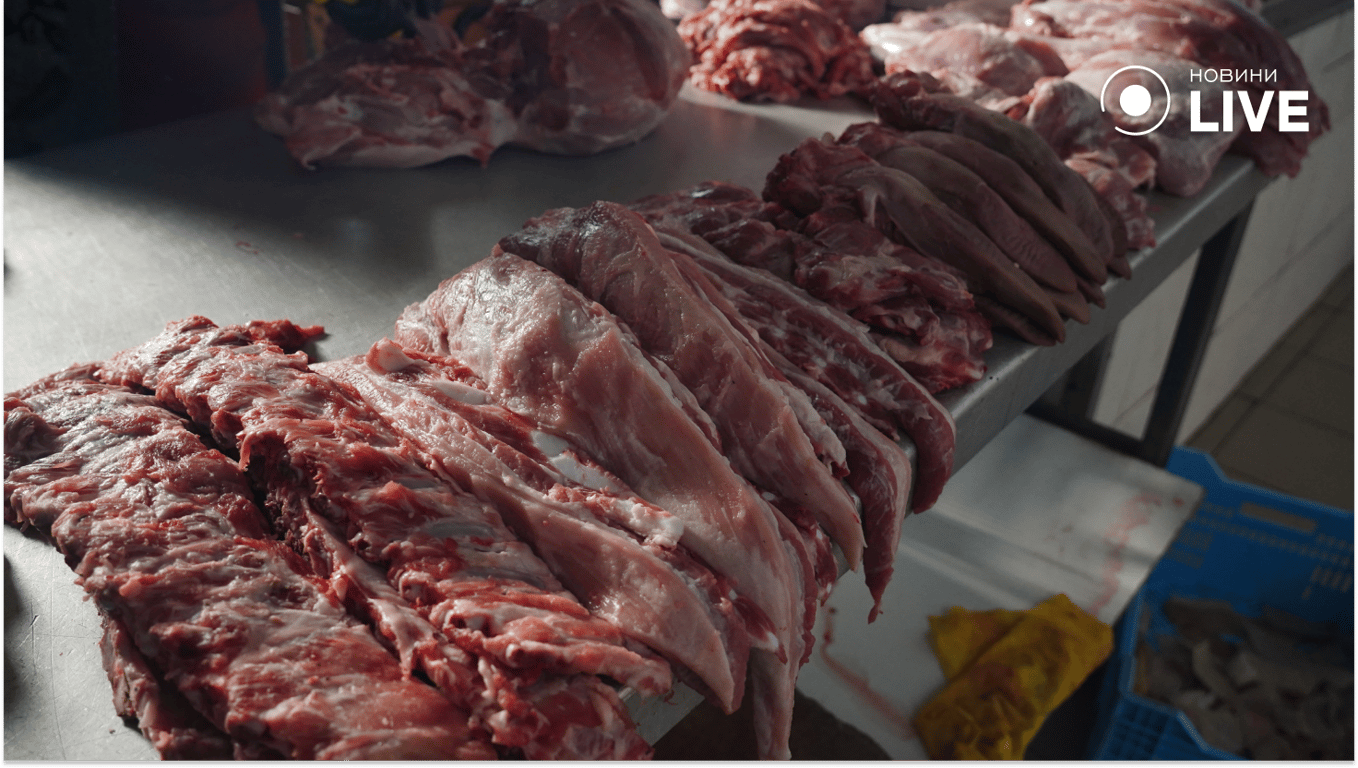 Свинина на прилавку ринка. Фото: Новини.LIVE/ Юлія Браславська
