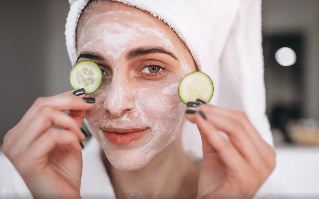 В уходе за лицом можно использовать огурец