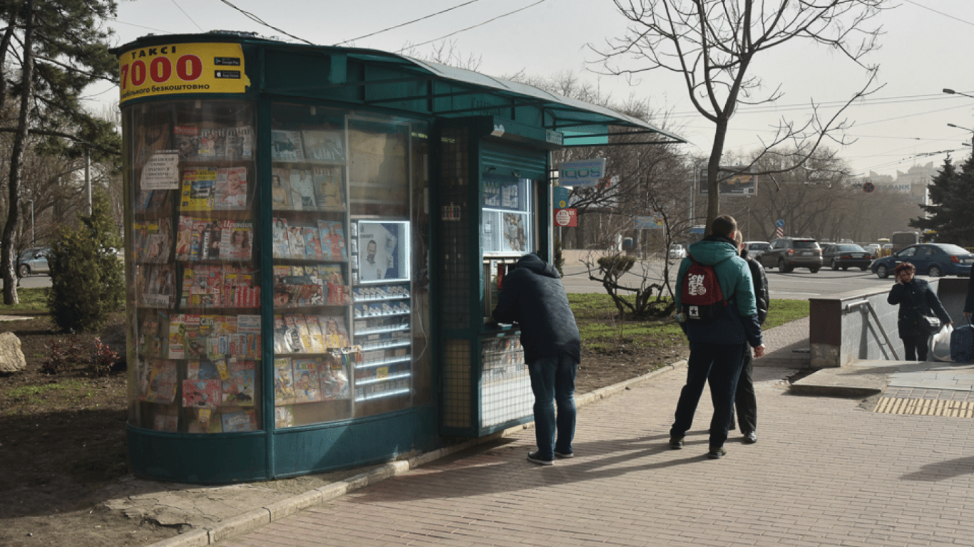 В Одессе на витрине киоска нашли журналы с Путиным на обложке