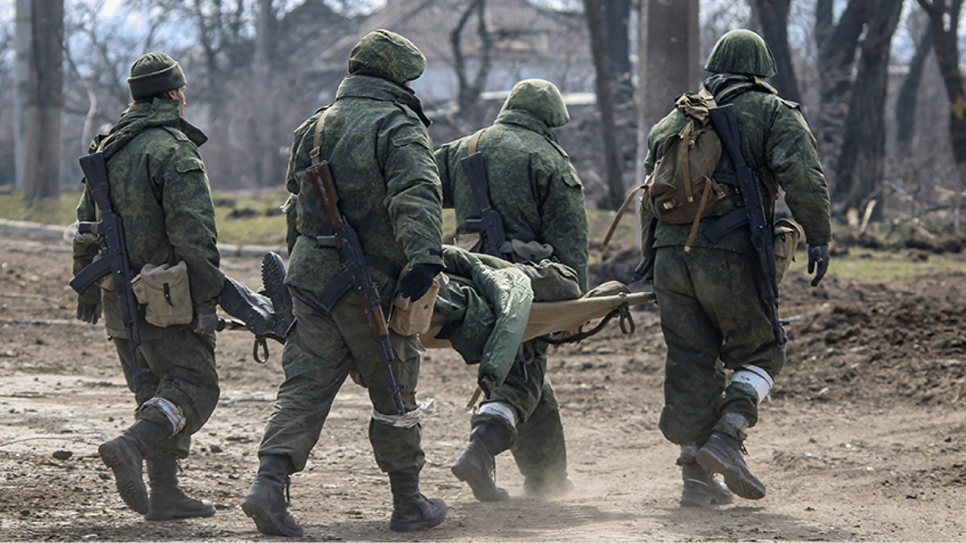 В Луганской области оккупанты свозят раненых собратьев в районную больницу, которую переоборудовали в военный госпиталь