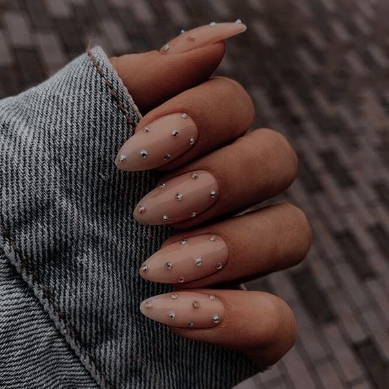 Кристальная россыпь на ногтях