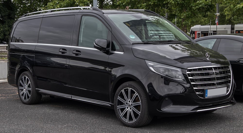 Вживаний Mercedes V-класу на паркувальному майданчику