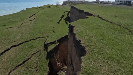Массивный оползень случился под Одессой — море все ближе к домам - 285x160