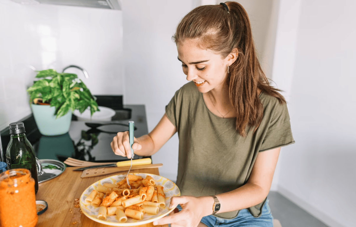 Молодая девушка, которая собирается есть