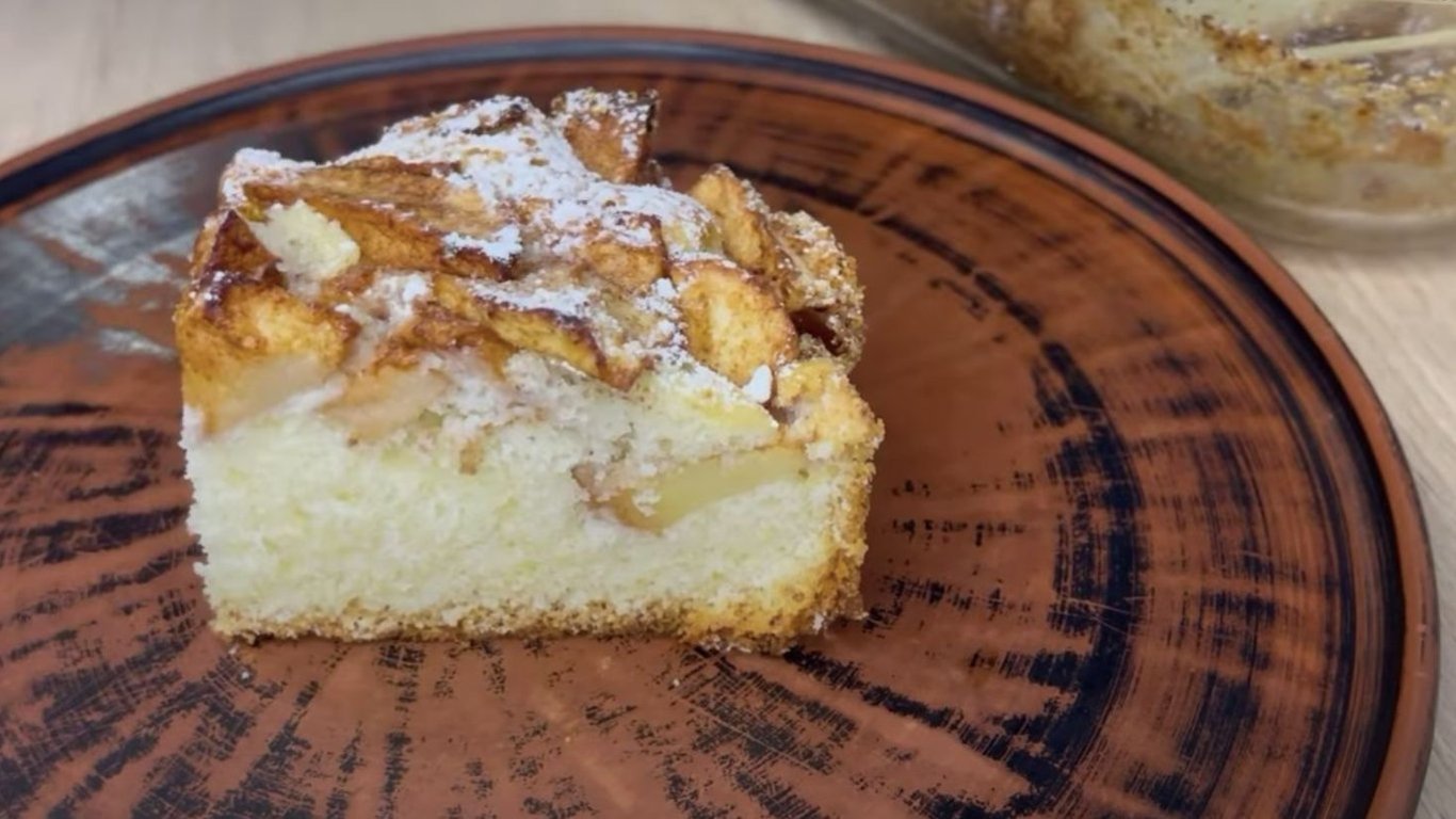 Найпростіший пиріг з яблуками — відео рецепт