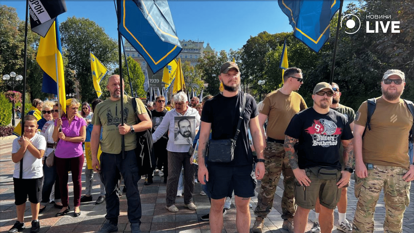 В Киеве стартовало торжественное шествие Уважаю Героев ко Дню защитников и защитниц Украины