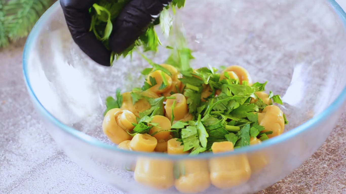 святковй салат з печерицями