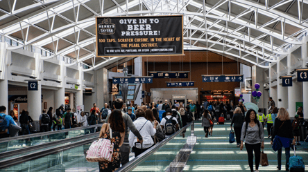 Чемодан в самолете — компании, которые позволяют брать без доплат - 285x160