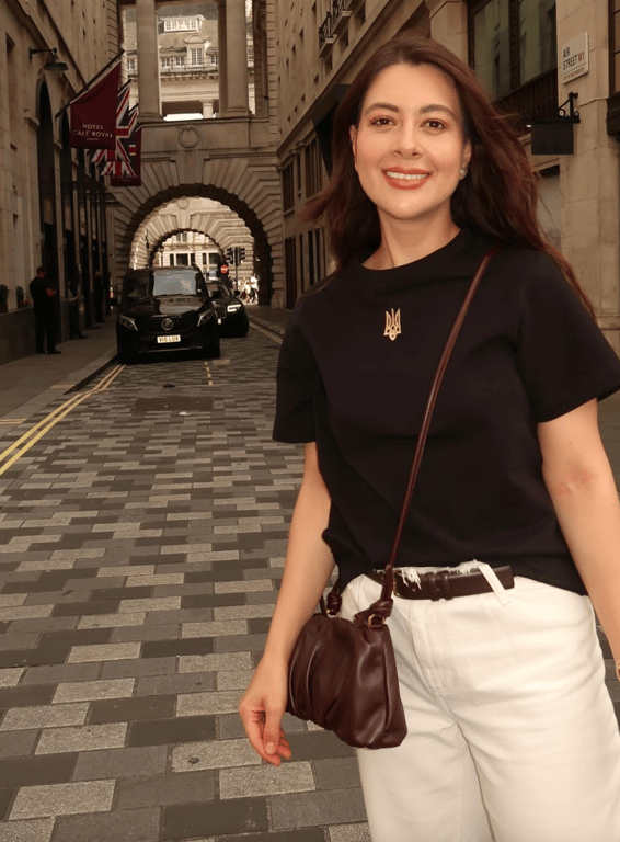 Ramina opted for white jeans this season