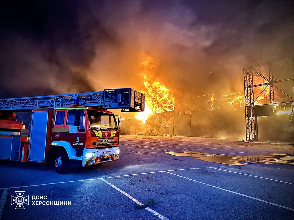 У Херсоні внаслідок ранкового обстрілу 6 червня палав гіпермаркет Епіцентр