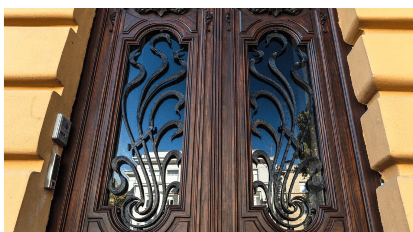 В Одесі відремонтували старовинні двері