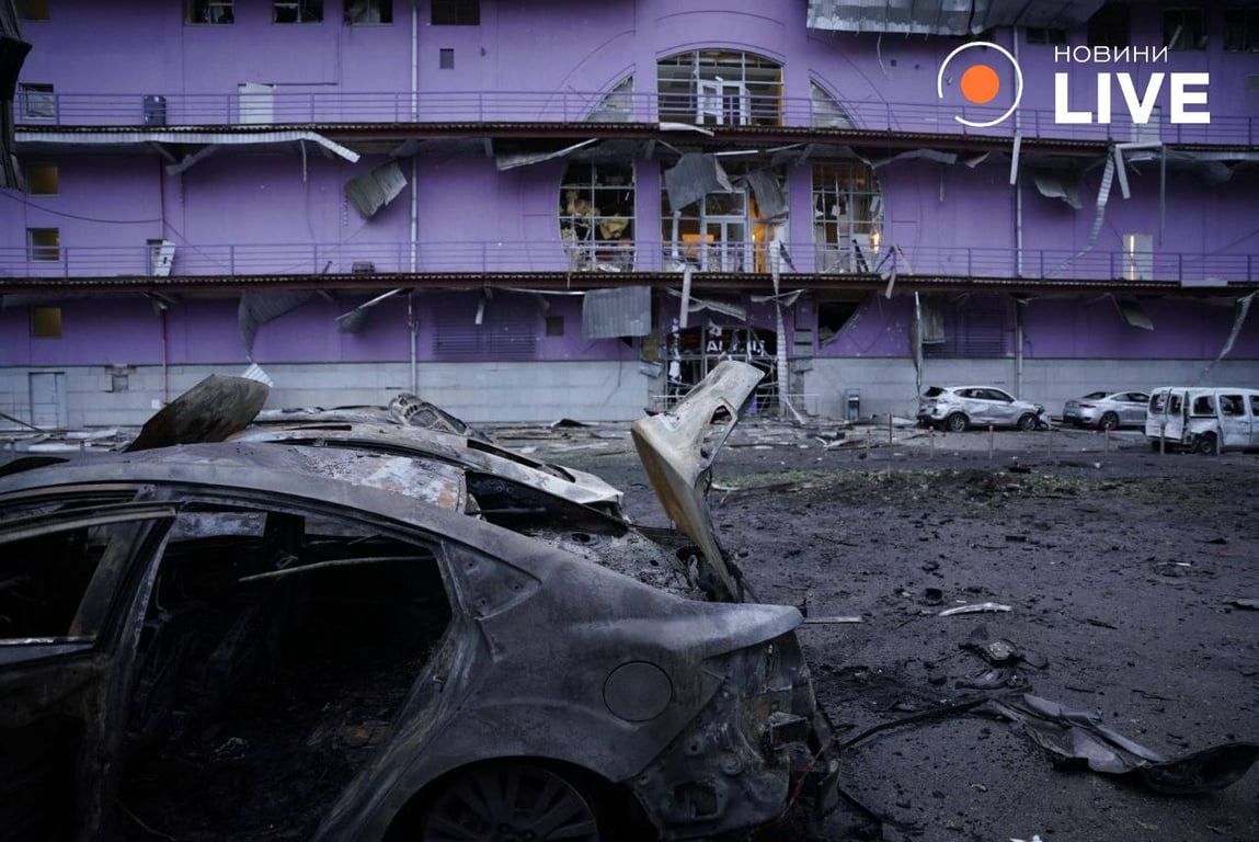Вирви та руїни — фоторепортаж наслідків нічної атаки РФ на Київ - фото 2