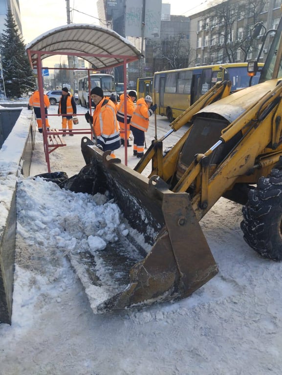 У Києві триває прибирання снігу