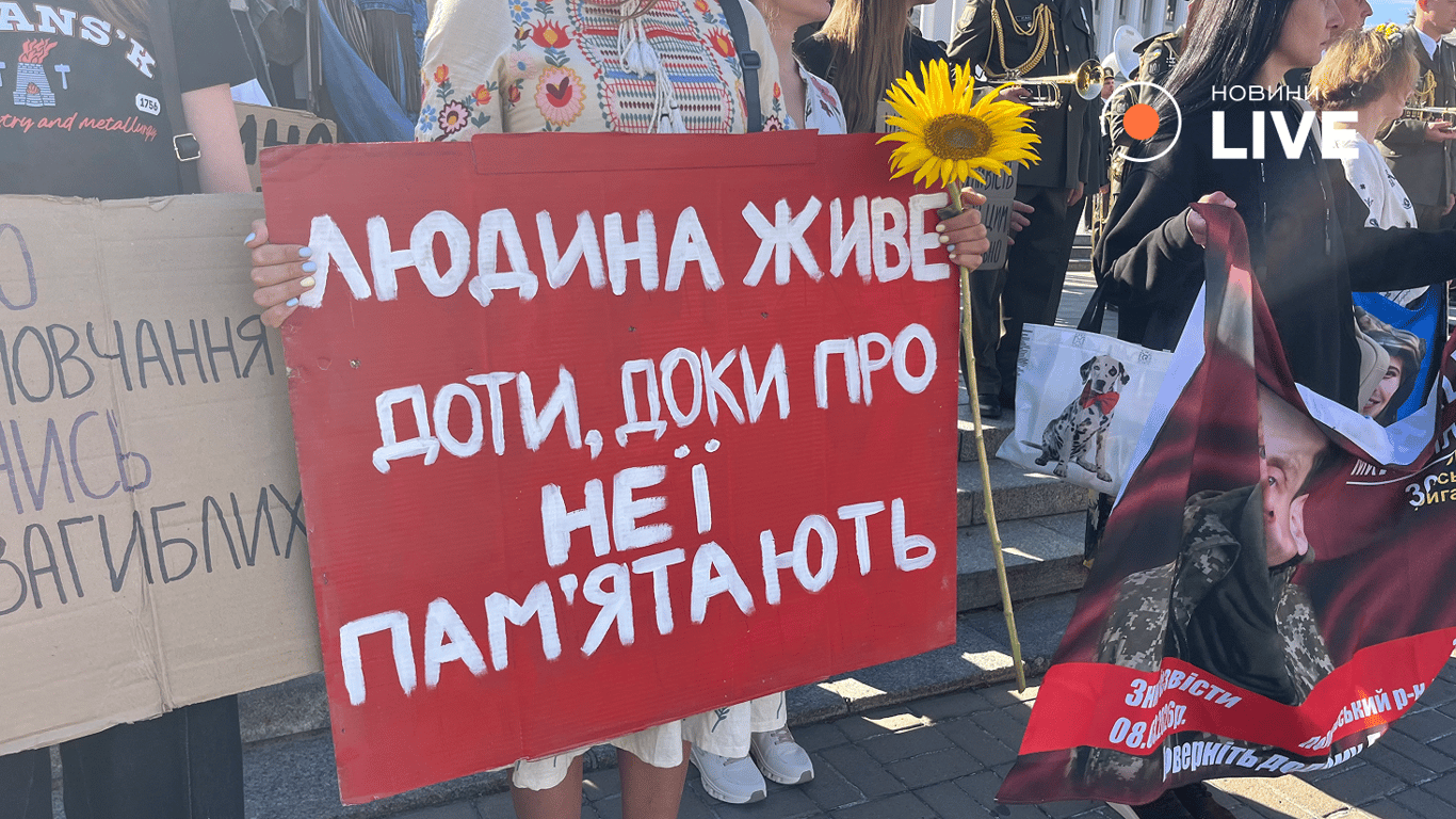 У Києві хвилиною мовчання вшанували героїв у День пам'яті захисників - фото 3