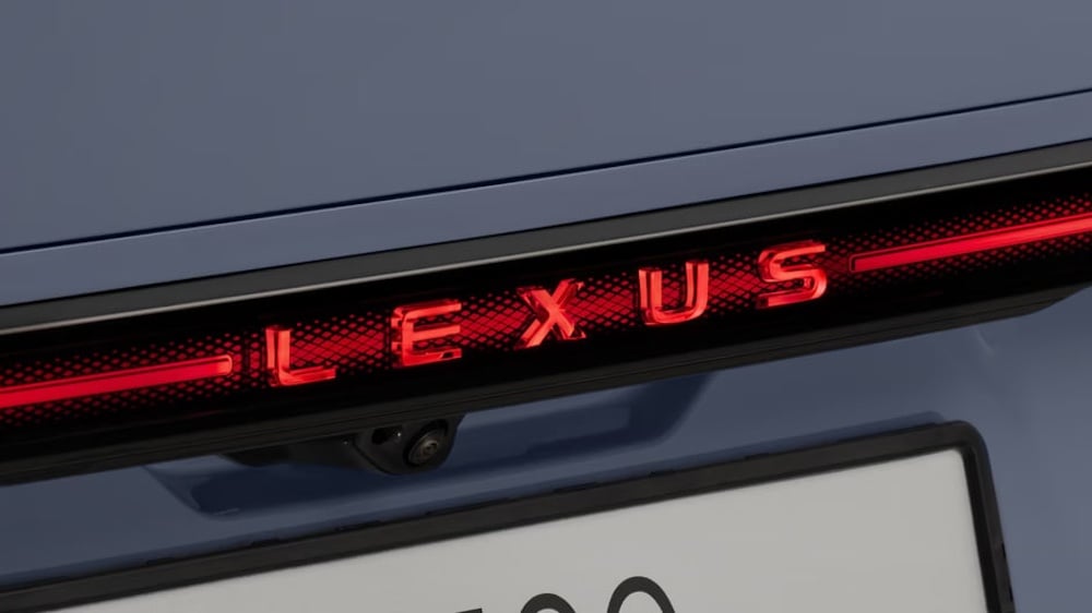 Задня частина Lexus ES 8-го покоління.